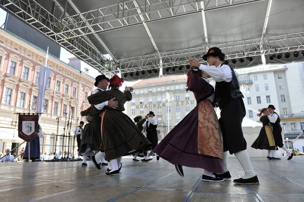 Mitglieder der Folkloregruppe casamazzagno, Gruppo Folklore und Legare aus Italien während des 48. Internationalen Folklorefestivals in Zagreb — Stockfoto