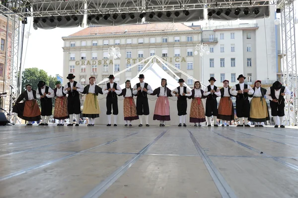 Nép, tagok csoport casamazzagno, gruppo folklór és legare Olaszországból alatt Zágráb 48 nemzetközi folklór fesztivál — Stock Fotó
