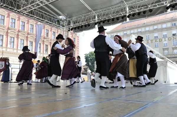 Members of folk group Casamazzagno, Gruppo folklore and Legare from Italy during the 48th International Folklore Festival in Zagreb — Stock Photo, Image