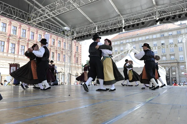 Členové lidové skupiny casamazzagno, gruppo folkloru a legare z Itálie během 48 Mezinárodní folklórní festival v Záhřebu — Stock fotografie