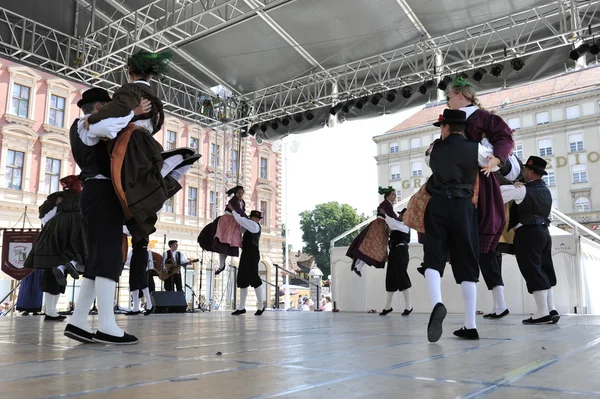 Členové lidové skupiny casamazzagno, gruppo folkloru a legare z Itálie během 48 Mezinárodní folklórní festival v Záhřebu — Stock fotografie