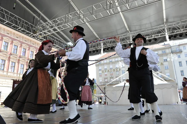 Members of folk group Casamazzagno, Gruppo folklore and Legare from Italy during the 48th International Folklore Festival in Zagreb — Stock Photo, Image