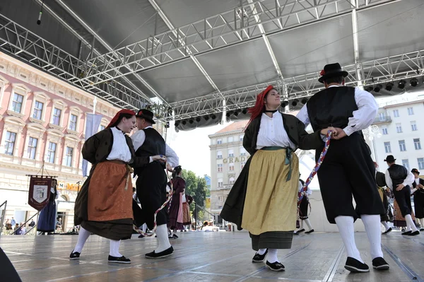 Členové lidové skupiny casamazzagno, gruppo folkloru a legare z Itálie během 48 Mezinárodní folklórní festival v Záhřebu — Stock fotografie