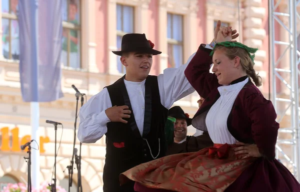 Membros do grupo folclórico Casamazzagno, folclore do Gruppo e Legare da Itália durante o 48 Festival Internacional do Folclore em Zagreb — Fotografia de Stock