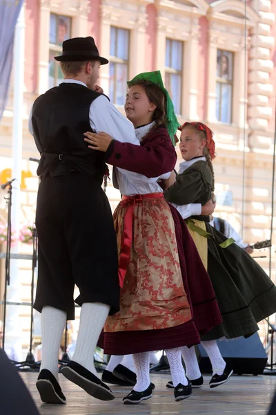 Mitglieder der Folkloregruppe casamazzagno, Gruppo Folklore und Legare aus Italien während des 48. Internationalen Folklorefestivals in Zagreb — Stockfoto