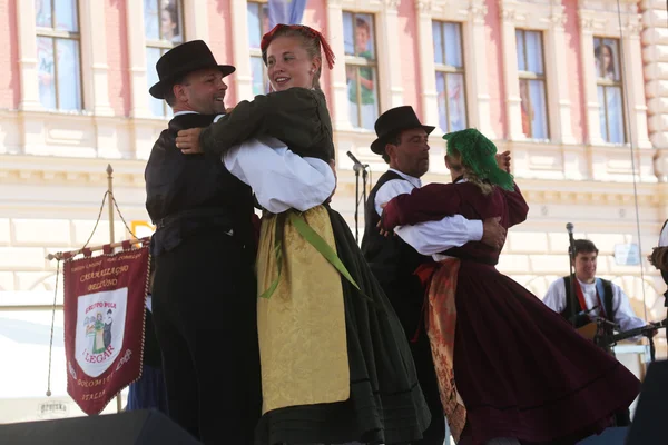 Membres du groupe folklorique Casamazzagno, Gruppo folklore et Legare d'Italie lors du 48e Festival international du folklore à Zagreb — Photo