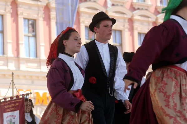 Leden van folk groep casamazzagno, gruppo folklore en legare uit Italië tijdens de 48ste internationale folklore festival in zagreb — Stockfoto