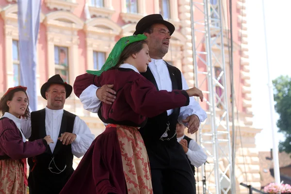 Medlemmar i folkmusik grupp casamazzagno, gruppo folklore och legare från Italien under 48 internationell folklore festival i centrala zagreb — Stockfoto