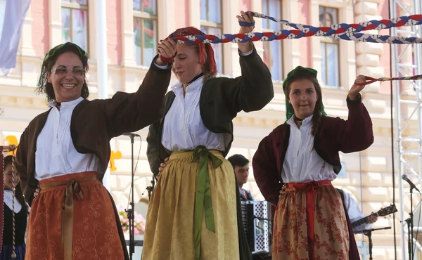 Medlemmer av folkegruppen Casamazzagno, Gruppo Folklore og Legare fra Italia under den 48. internasjonale Folklore-festivalen i sentrum av Zagreb – stockfoto