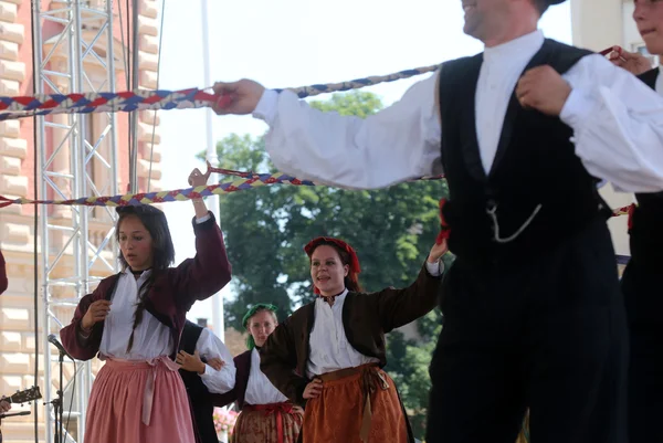 Medlemmar i folkmusik grupp casamazzagno, gruppo folklore och legare från Italien under 48 internationell folklore festival i centrala zagreb — Stockfoto