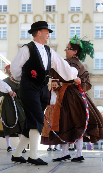 Medlemmar i folkmusik grupp casamazzagno, gruppo folklore och legare från Italien under 48 internationell folklore festival i centrala zagreb — Stockfoto