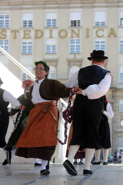 Folková skupina casamazzagno, gruppo folkloru a legare z Itálie během 48 Mezinárodní folklórní festival v centru Záhřebu — Stock fotografie