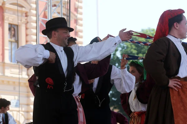 Medlemmar i folkmusik grupp casamazzagno, gruppo folklore och legare från Italien under 48 internationell folklore festival i centrala zagreb — Stockfoto