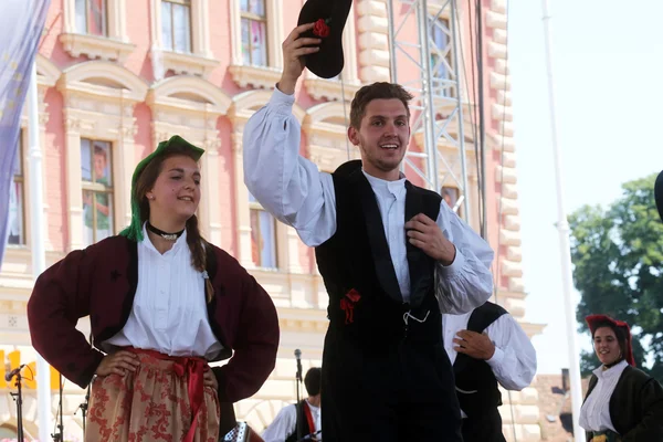 Mitglieder der Folkloregruppe casamazzagno, Gruppo Folklore und Legare aus Italien während des 48. Internationalen Folklorefestivals im Zentrum von Zagreb — Stockfoto