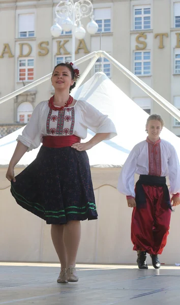 Folkové skupiny selkirk, manitoba, ukrajinský taneční soubor Trojanda z Kanady během 48 Mezinárodní folklórní festival v Záhřebu — Stock fotografie