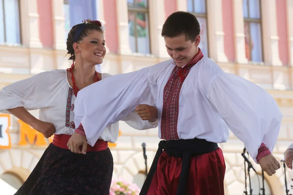 Groupe folklorique Selkirk, Manitoba, Ukrainian Dance Ensemble Troyanda du Canada lors du 48e Festival international du folklore à Zagreb — Photo
