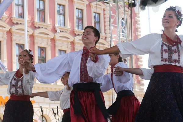 Groupe folklorique Selkirk, Manitoba, Ukrainian Dance Ensemble Troyanda du Canada lors du 48e Festival international du folklore à Zagreb — Photo