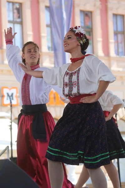 Népi csoport selkirk, manitoba, ukrán tánc együttes troyanda Kanadából alatt Zágráb 48 nemzetközi folklór fesztivál — Stock Fotó