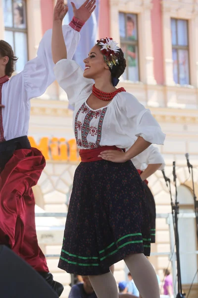 Folkmusik grupp selkirk, manitoba, ukrainska dance ensemble troyanda från Kanada under 48 internationell folklore festival i zagreb — Stockfoto