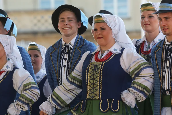 Folkmusik grupp selkirk, manitoba, ukrainska dance ensemble troyanda från Kanada under 48 internationell folklore festival i zagreb — Stockfoto