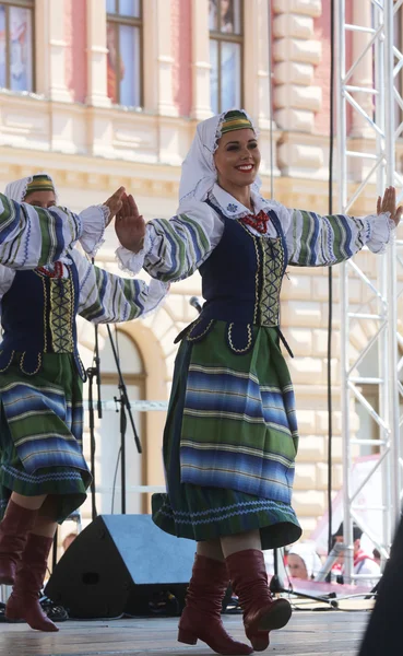 Folkmusik grupp selkirk, manitoba, ukrainska dance ensemble troyanda från Kanada under 48 internationell folklore festival i zagreb — Stockfoto