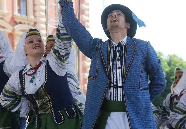 Folkmusik grupp selkirk, manitoba, ukrainska dance ensemble troyanda från Kanada under 48 internationell folklore festival i zagreb — Stockfoto