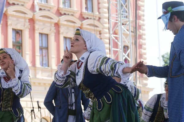 Folkloregruppe selkirk, manitoba, ukrainisches Tanzensemble troyanda aus Kanada während des 48. Internationalen Folklorefestivals in Zagreb — Stockfoto