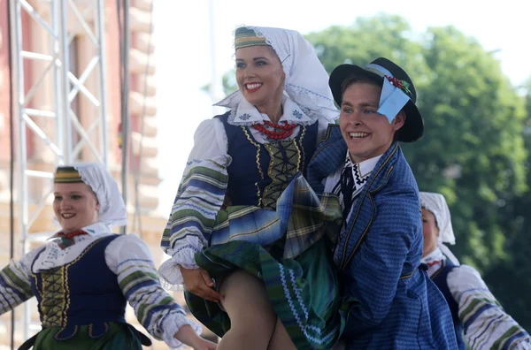 Folkmusik grupp selkirk, manitoba, ukrainska dance ensemble troyanda från Kanada under 48 internationell folklore festival i zagreb — Stockfoto