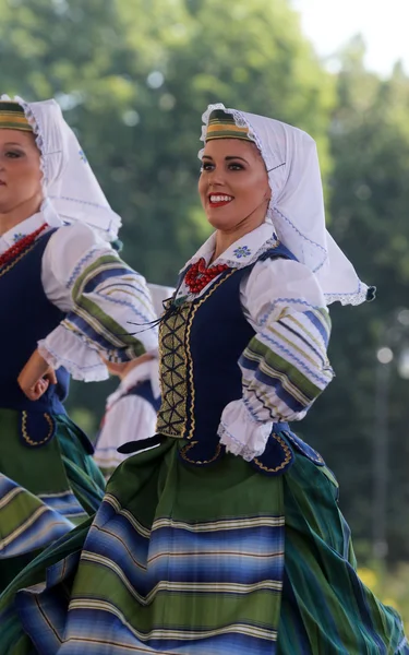 Groupe folklorique Selkirk, Manitoba, Ukrainian Dance Ensemble Troyanda du Canada lors du 48e Festival international du folklore à Zagreb — Photo