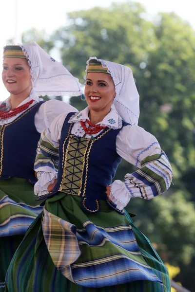 Grupo popular Selkirk, Manitoba, Ucraniano Dance Ensemble Troyanda do Canadá durante o 48th Festival Internacional de Folclore em Zagreb — Fotografia de Stock