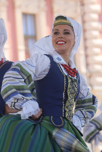 Folkmusik grupp selkirk, manitoba, ukrainska dance ensemble troyanda från Kanada under 48 internationell folklore festival i zagreb — Stockfoto