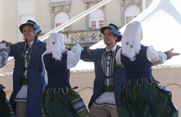 Folkmusik grupp selkirk, manitoba, ukrainska dance ensemble troyanda från Kanada under 48 internationell folklore festival i zagreb — Stockfoto