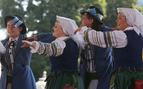 Folkmusik grupp selkirk, manitoba, ukrainska dance ensemble troyanda från Kanada under 48 internationell folklore festival i zagreb — Stockfoto