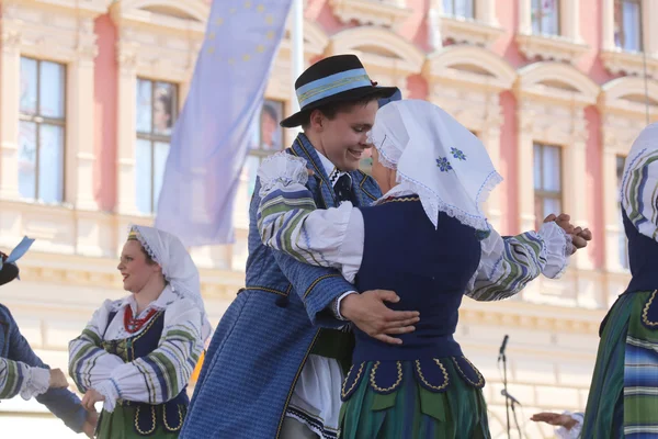 Λαϊκή ομάδα selkirk, manitoba, ουκρανικού χορού troyanda σύνολο από τον Καναδά κατά τη διάρκεια το 48ο Διεθνές Φολκλορικό Φεστιβάλ στο Ζάγκρεμπ — Φωτογραφία Αρχείου