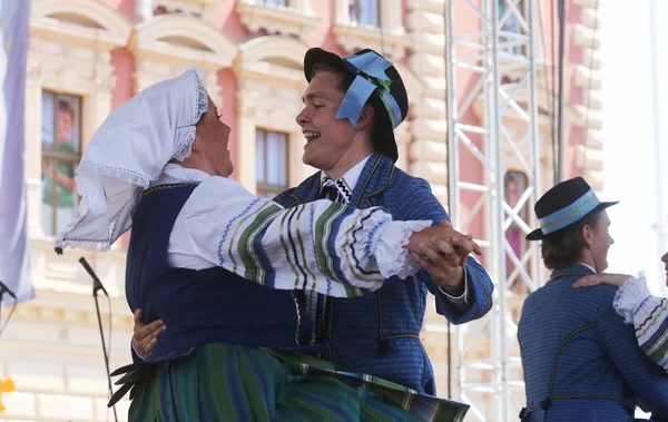 Folkloregruppe selkirk, manitoba, ukrainisches Tanzensemble troyanda aus Kanada während des 48. Internationalen Folklorefestivals in Zagreb — Stockfoto