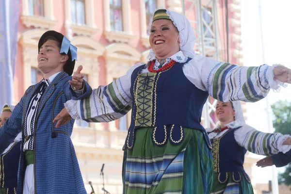 Folkmusik grupp selkirk, manitoba, ukrainska dance ensemble troyanda från Kanada under 48 internationell folklore festival i zagreb — Stockfoto