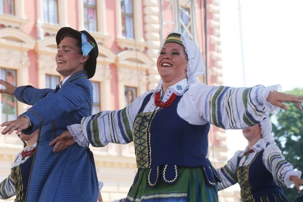 Folkmusik grupp selkirk, manitoba, ukrainska dance ensemble troyanda från Kanada under 48 internationell folklore festival i zagreb — Stockfoto