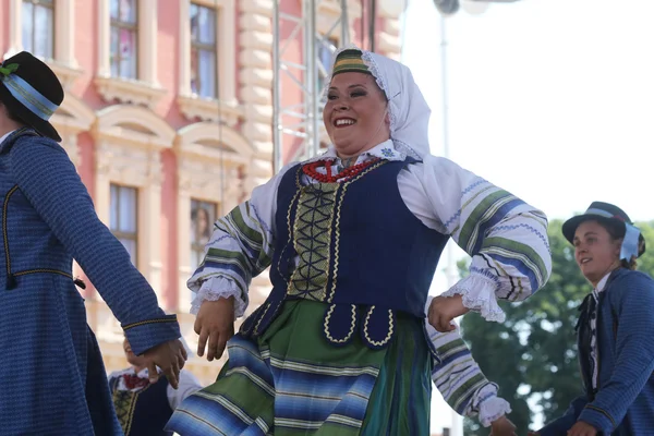 Folkloregruppe selkirk, manitoba, ukrainisches Tanzensemble troyanda aus Kanada während des 48. Internationalen Folklorefestivals in Zagreb — Stockfoto