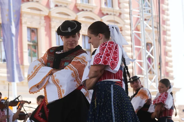 Folkmusik grupp selkirk, manitoba, ukrainska dance ensemble troyanda från Kanada under 48 internationell folklore festival i zagreb — Stockfoto