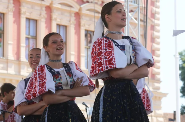 Grupo popular Selkirk, Manitoba, Ucraniano Dance Ensemble Troyanda do Canadá durante o 48th Festival Internacional de Folclore em Zagreb — Fotografia de Stock