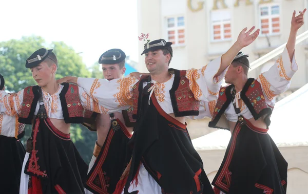 Λαϊκή ομάδα selkirk, manitoba, ουκρανικού χορού troyanda σύνολο από τον Καναδά κατά τη διάρκεια το 48ο Διεθνές Φολκλορικό Φεστιβάλ στο Ζάγκρεμπ — Φωτογραφία Αρχείου