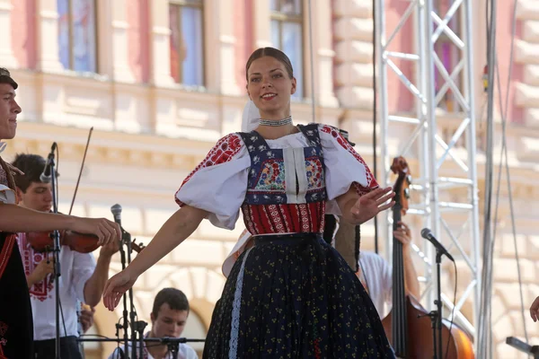 Folkmusik grupp selkirk, manitoba, ukrainska dance ensemble troyanda från Kanada under 48 internationell folklore festival i zagreb — Stockfoto