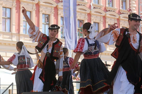 Folkmusik grupp selkirk, manitoba, ukrainska dance ensemble troyanda från Kanada under 48 internationell folklore festival i zagreb — Stockfoto