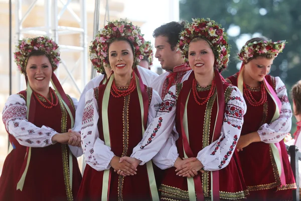 Groupe folklorique Selkirk, Manitoba, Ukrainian Dance Ensemble Troyanda du Canada lors du 48e Festival international du folklore à Zagreb — Photo