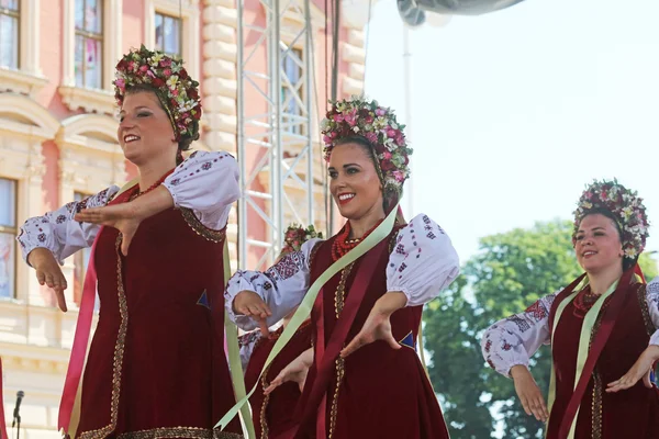 Folk groep selkirk, manitoba, Oekraïense dans ensemble troyanda uit canada tijdens de 48ste internationale folklore festival in zagreb — Stockfoto