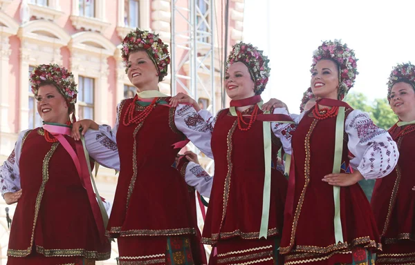 Folk group Selkirk, Manitoba, Ukrainian Dance Ensemble Troyanda desde Canadá durante el 48º Festival Internacional de Folclore en Zagreb — Foto de Stock