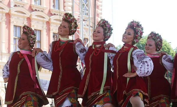 Népi csoport selkirk, manitoba, ukrán tánc együttes troyanda Kanadából alatt Zágráb 48 nemzetközi folklór fesztivál — Stock Fotó