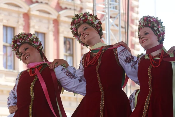 Folkové skupiny selkirk, manitoba, ukrajinský taneční soubor Trojanda z Kanady během 48 Mezinárodní folklórní festival v Záhřebu — Stock fotografie