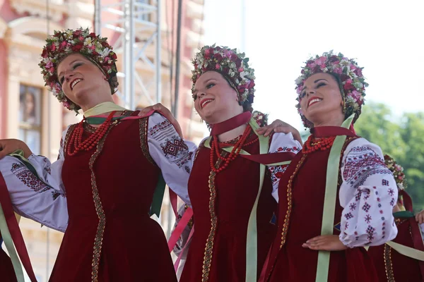 Folkové skupiny selkirk, manitoba, ukrajinský taneční soubor Trojanda z Kanady během 48 Mezinárodní folklórní festival v Záhřebu — Stock fotografie