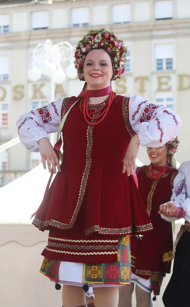 Népi csoport selkirk, manitoba, ukrán tánc együttes troyanda Kanadából alatt Zágráb 48 nemzetközi folklór fesztivál — Stock Fotó